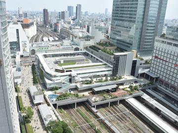 新宿駅／徒歩5分・約400m