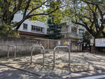 目黒区立田道小学校／徒歩4分・約290m