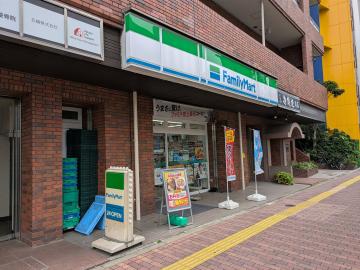 ファミリーマート伝通院前店／徒歩3分・約200m