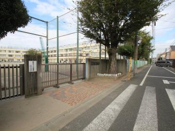 世田谷区立弦巻小学校／徒歩1分・約58m