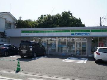 ファミリーマート弦巻五丁目店／徒歩4分・約300m