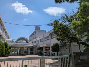 世田谷区立松丘小学校／徒歩4分・約270m