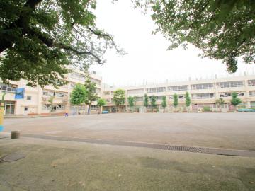 目黒区立鷹番小学校／徒歩1分・約76m