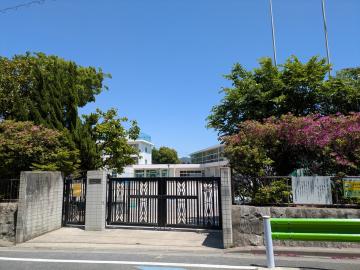 大田区立松仙小学校／徒歩3分・約240m