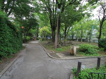 中央緑地公園／徒歩3分・約180m