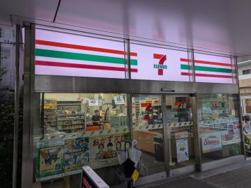 セブンイレブン新宿富久町店／徒歩4分・約320m
