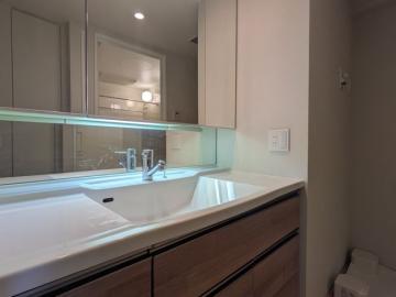 洗面台・洗面所／※画像は実際の室内写真をもとに、残置物等を削除したイメージ図であり、実際とは多少異なります。